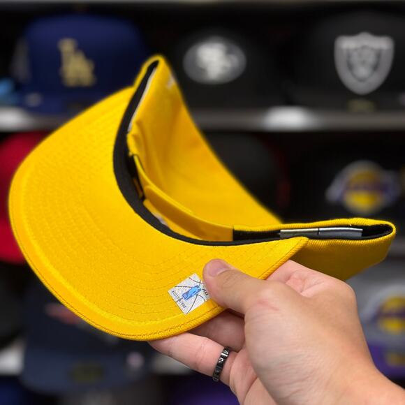 Los Angeles Lakers Yellow Mitchell & Ness Snapback - Picture 5 of 5